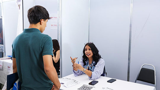 Impulsa UANL vinculación con empresas en Feria Laboral