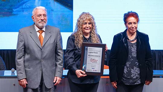 Homenajean 40 años de artista plástica Lupina Flores
