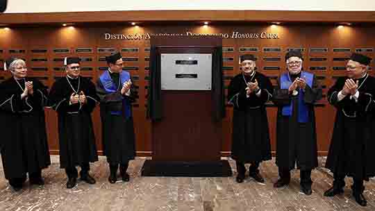 Se les distingue con honoris causa por aportaciones a la historia y a la salud