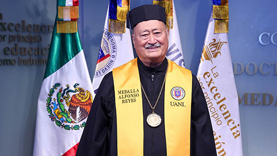 Recibe presidente de Fundación UANL la medalla Alfonso Reyes
