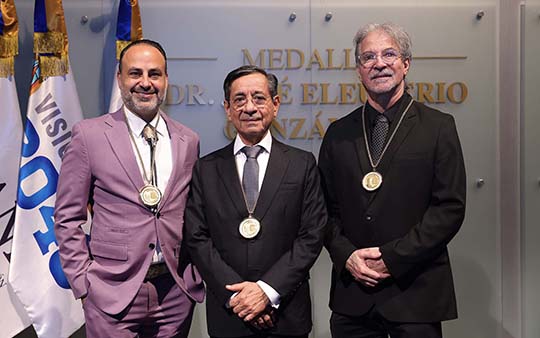 UANL reconoce excelencia médica con la Medalla Dr. José Eleuterio González