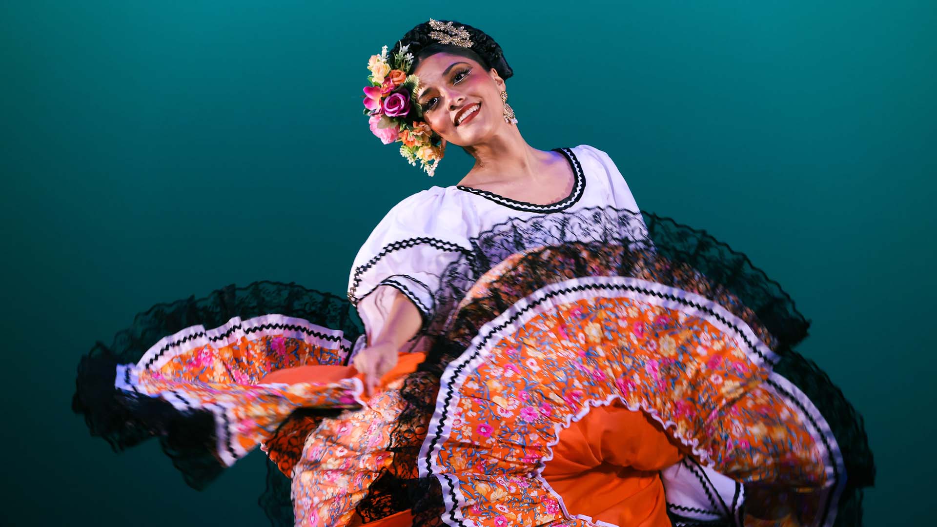 Celebran sus raíces y tradiciones con muestra de danza folklórica